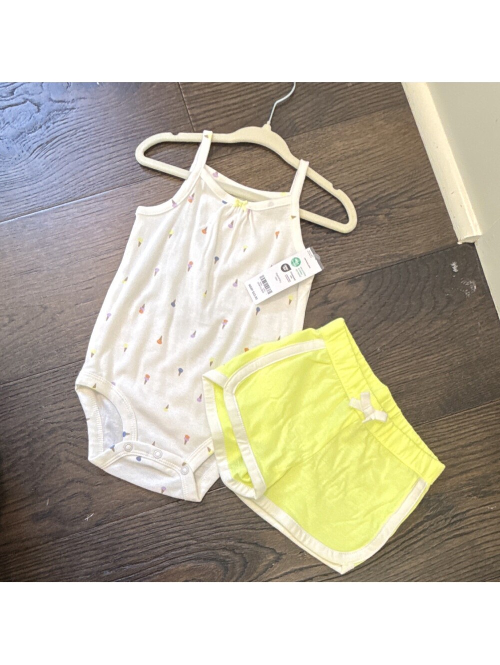 Carter's Baby Girl 2-Piece Summer Outfit Bodysuit and Shorts Size 12M